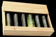 6 bouteilles de vin dans un coffret bois sur fond noir