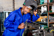 Foto: african welder working on metal work african welder working on metal work