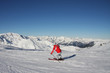 Foto: Skifahrer auf Piste mit Bergpanorama Skifahrer auf Piste mit Bergpanorama