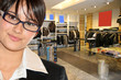 negozio d'abbigliamento con commessa