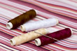Tuch mit Garn und Nadel