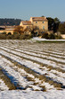 Champ de lavande et maison provençale sous la neige