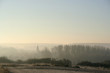 Village dans la brume, à l'aube