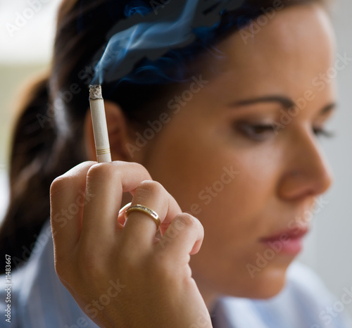 Foto: Smoking woman with a cigare Smoking woman with a cigare