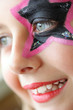 Regard jeune fille maquillée