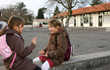 fillettes s'amusant dans la cours de récréation