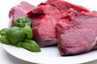 Nahaufnahme von rohem Fleisch auf Teller