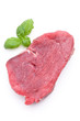 Ein rohes Steak von oben mit Basilikum
