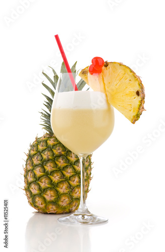 Foto: Pina Colada vor ganzer Ananas Pina Colada vor ganzer Ananas