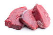 Drei Scheiben rohes Fleisch auf weiß
