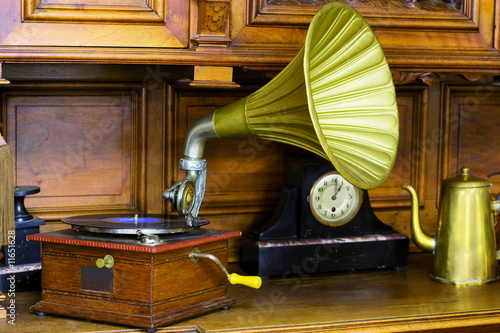 Foto: Antique interior with Phonograph Antique interior with Phonograph