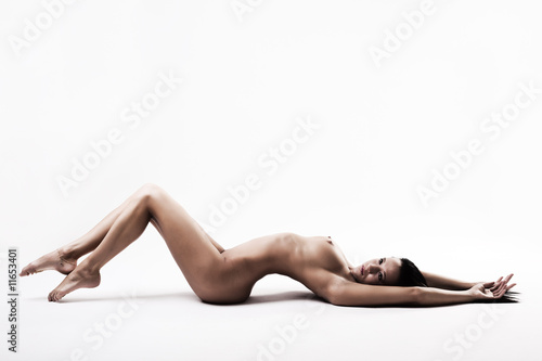 Foto: Nude brunette with fit fit body on the floor Nude brunette with fit fit body on the floor