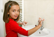 Foto: fillette se lavant les mains fillette se lavant les mains