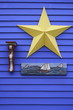 gelber Stern an Schindel Holzwand