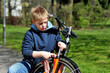 Junge putzt sein Fahrrad