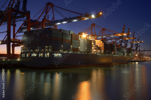 Foto: Containerschiff bei Nacht, Logistik, Transport Containerschiff bei Nacht, Logistik, Transport