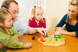 Foto: Familie spielt zusammen ein Brettspiel Familie spielt zusammen ein Brettspiel