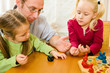 Foto: Familie spielt "Mensch ärgere Dich nicht" Familie spielt "Mensch ärgere Dich nicht"