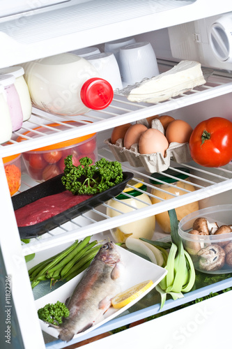 Foto: Refrigerateur avec aliments Refrigerateur avec aliments