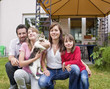 Familie vor ihrem Haus