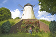 junge Frau und alte Mühle