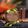 Praline mit Nougat und Pistazien Querschnitt closeup