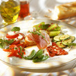 Vorspeise Antipastie mit Schinken und Tomaten