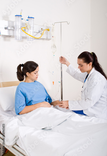 Foto: doctor helping patient with i.v drips doctor helping patient with i.v drips