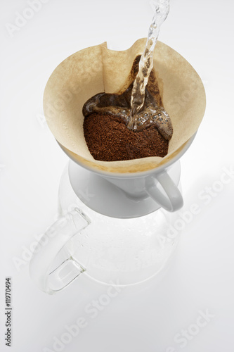 Foto: pouring hot water onto ground coffee in filter pouring hot water onto ground coffee in filter