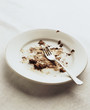 Foto: plate with remains of chocolate mousse plate with remains of chocolate mousse