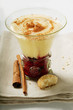 Foto: raspberry compote, madeira cream & cinnamon in glass, amaretti raspberry compote, madeira cream & cinnamon in glass, amaretti