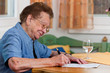 Photo: Seniorin unterschreibt einen Vertrag Seniorin unterschreibt einen Vertrag