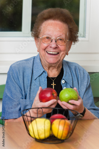 Photo: Seniorin mit Obst für Vitamine Seniorin mit Obst für Vitamine
