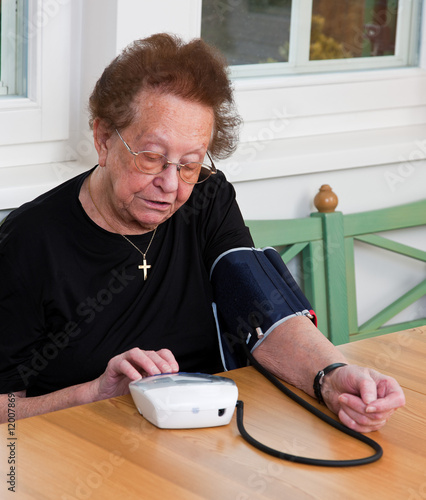 Foto: Seniorin misst Blutdruck Seniorin misst Blutdruck