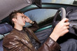 Photo en ligne au meilleur prix jeune homme au volant d'une voiture fatigue conduire trajet long