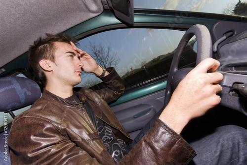 Photo: jeune homme au volant d'une voiture fatigue conduire trajet long jeune homme au volant d'une voiture fatigue conduire trajet long