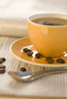 Espressotasse am morgen neben der Tageszeitung.