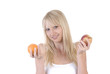Frau hält Obst in der Hand