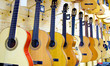 Reihe aus Gitarren