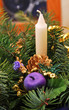 Kerze und Nadelbaum