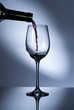 Rotwein wird eingegossen