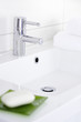 Waschbecken Handtuch und Seife