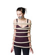 Svázaná žena s páskou přes ústa