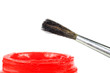 Pinsel mit  rotem Farbtopf
