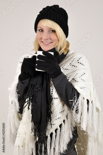 Foto: Frau im Winter mit Tee oder Glühwein Frau im Winter mit Tee oder Glühwein
