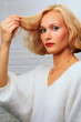 Junge Frau, blonde Frisur, Blondes Haar, Haarsträhne