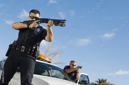 Foto: Police Officer Aiming Shotgun Police Officer Aiming Shotgun