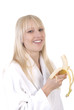 Junge Frau isst eine Banane