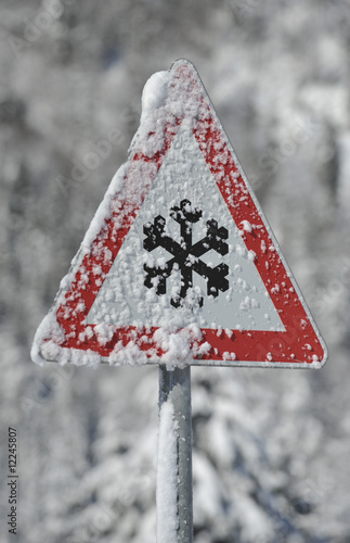 Schild an Straße warnt vor Schnee Eis Lawine Glätte