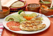 Pechuga de pollo asada a la plancha con ensalada y frijoles Pechuga de pollo asada a la plancha con ensalada y frijoles